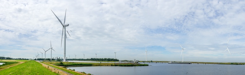 Bergen-op-Zoom dans le Zeeland où les étendues liquides bleues dominent sur les espaces verts et où les éoliennes font office de montagnes CdCPays-Bas-11.jpg