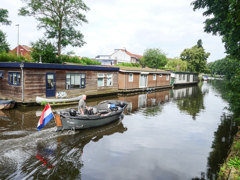 Parking gratuit de la zone sportive du village au bord du canal; de là, à vélo je pars visiter Utrecht et le jour suivant... CdCPays-Bas-31.jpg