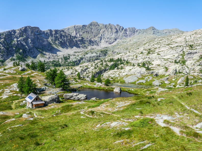 Lacs jumeaux de Fontanalbe (2235m.) près de la voie sacrée formée d'une série de pierres plates rouges couvertes de gravures rupestres qui donnent son nom à la Vallée des Merveilles LacsValdesMerveilles-5.jpg