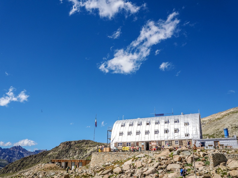 2735 m. Refuge V.Emanuele II, inauguré à l'été 1961, point de départ de l'ascension des cimes alentour dont le sommet du Gran Paradiso à 4061 m. GPVittorioE-17.jpg