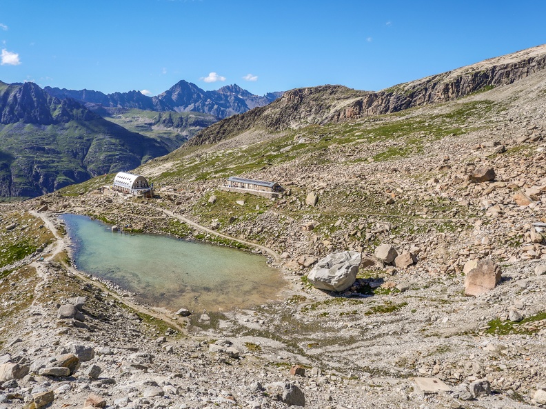 Après une pause pic-pic, je grimpe au dessus du refuge en suivant la marche d'approche pour atteindre le glacier que les grimpeurs traverseront avant d'attaquer le sommet GPVittorioE-19.jpg