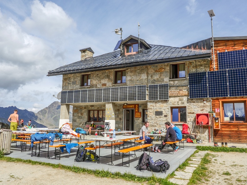 11h30 arrivée au Refuge Chabod (2710 m.) où les 1er grimpeurs sont déjà de retour GPVittorioE-36.jpg