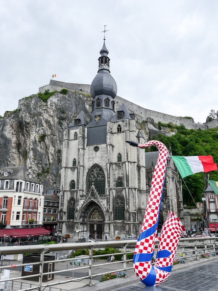 Dinant sur la Meuse, capitale du saxophone: la Collégiale Notre-Dame fleurte avec la Meuse alors que la Citadelle érigée en 1821 (style Vauban) domine la ville CdCBel-22.jpg