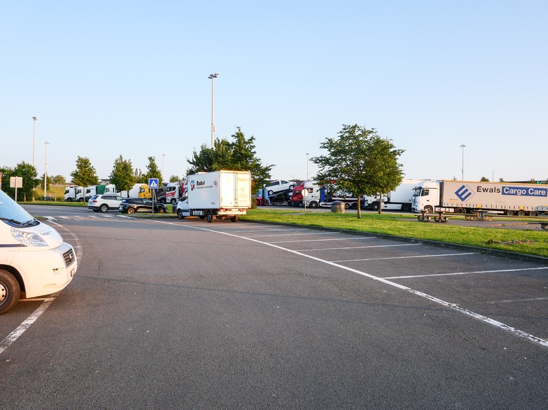 ...suite à une crevaison lors d'une ballade à vélo, j'ai rendez-vous demain matin 9h chez le cyclo du coin qui fera la réparation en moins d'une heure! 07062024-P1024089.jpg