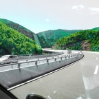 2022 Cap Est 23 (166 visits) Kosovo, autoroute improbable au dessus de la rivière dans une vallée étroite 2022 Cap Est 23