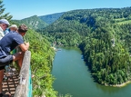 2026-05mai24-06 (196 visits) Vue sur l'embarcadère du Saut du Doubs avec les embarcations qui naviguent sur le lac des Brenets 2026-05mai24-06